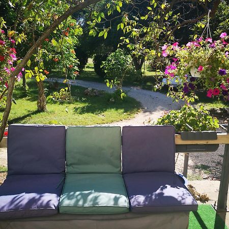 Mado Hotel Verfeuil Bagian luar foto