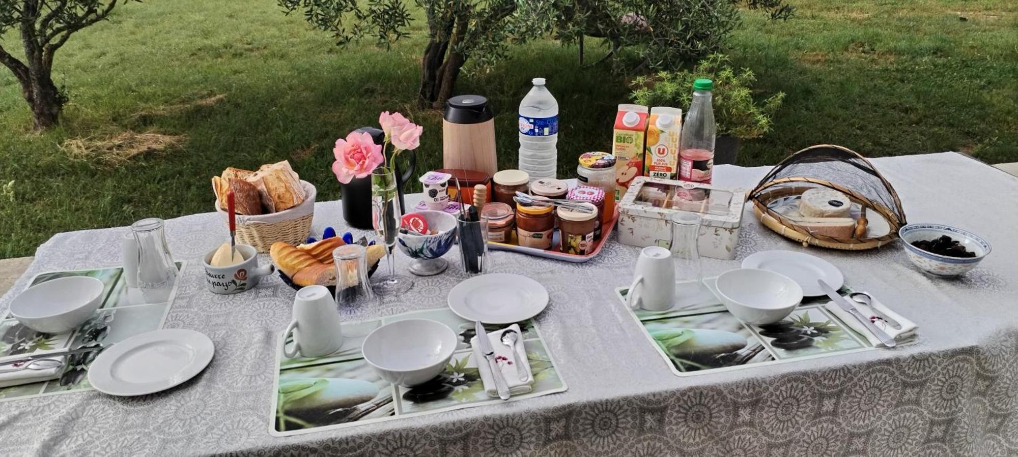 Mado Hotel Verfeuil Bagian luar foto